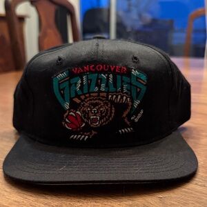 STARTER Black Vancouver Grizzlies Hat
